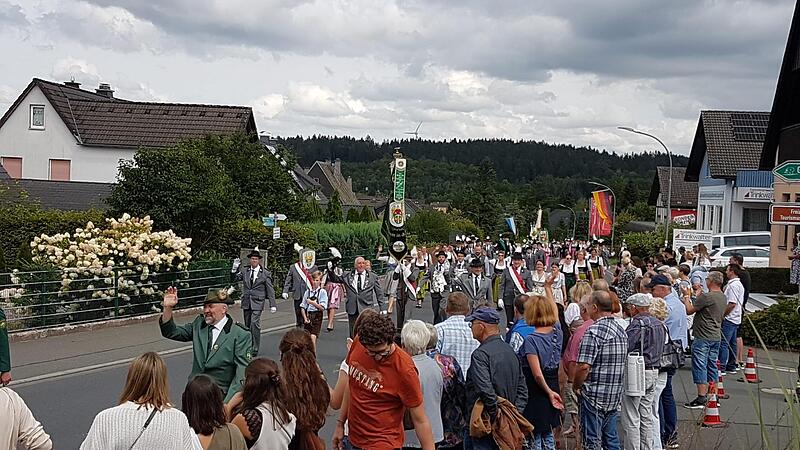 Festzug am Sonntag: Unser Bild zeigt die Abordnung aus Ludwigsstadt.