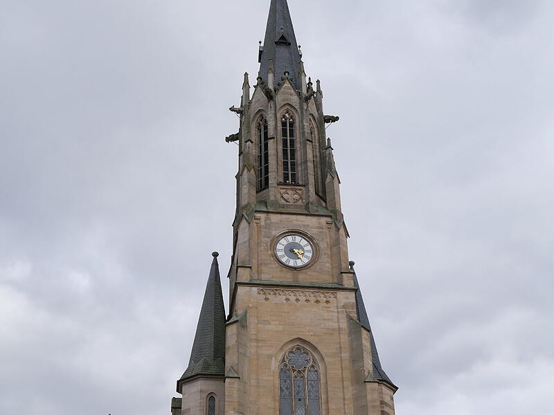 Die Herz Jesu Kirche muss saniert werden – als erstes ist der Turm an der Reihe. Die Herz Jesu Kirche muss saniert werden – als erstes ist der Turm an der Reihe.