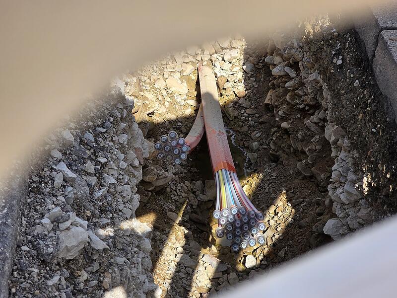 In einigen Stra&szlig;en in Hassenberg werden Glasfaserkabel verlegt.