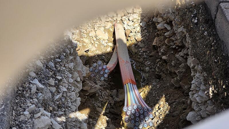 In einigen Straßen in Hassenberg werden Glasfaserkabel verlegt. In einigen Straßen in Hassenberg werden Glasfaserkabel verlegt.