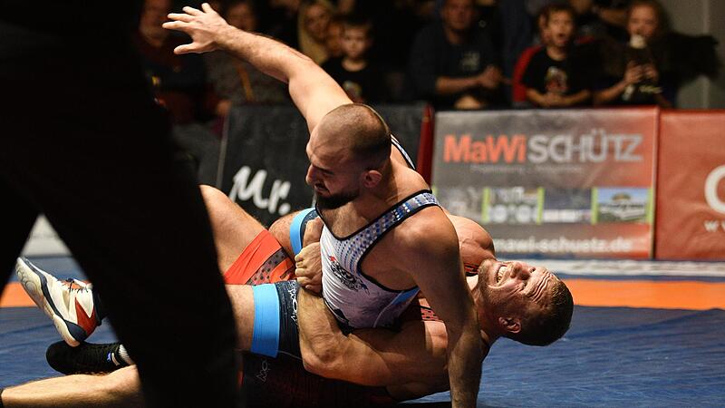 Hannes Wagner (in Rot) und die Bundesliga-Ringer des AC Lichtenfels gastieren am Samstag in Urloffen.