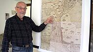 Feldgeschworener Walter Vorndran zeigt eine Karte, die urspr&uuml;ngliche Grenzverl&auml;ufe zwischen Wildflecken und Oberwei&szlig;enbrunn vor 1936 zeigt.