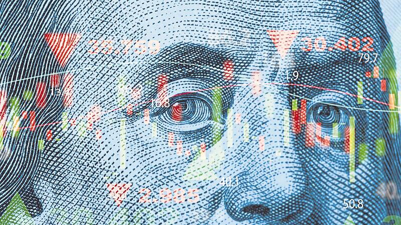 Benjamin Franklin blickt den Besitzer von der 100-Dollarnote an. Von der Entwicklung der US-Wirtschaft hängt die deutsche Konjunktur maßgeblich ab. Benjamin Franklin blickt den Besitzer von der 100-Dollarnote an. Von der Entwicklung der US-Wirtschaft hängt die deutsche Konjunktur maßgeblich ab.