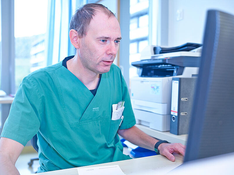 Dr. Andreas Brugger, der Leitende Arzt der Kardiologie am Klinikum Kulmbach, sitzt h&auml;ufig am PC. Die Arbeit in einer Kardiologie ist ohne Digitalisierung heute nicht mehr vorstellbar.