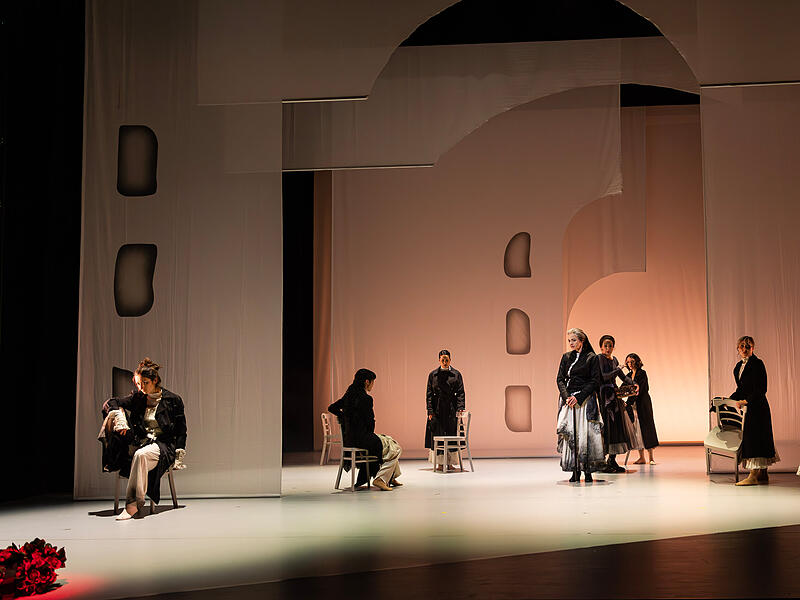 Bernarda (Mitte Kerstin H&auml;nel) will ihr Haus sch&uuml;tzen und verdammt ihre T&ouml;chter zu acht Jahren Gefangensein.