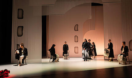 Bernarda (Mitte Kerstin H&auml;nel) will ihr Haus sch&uuml;tzen und verdammt ihre T&ouml;chter zu acht Jahren Gefangensein.