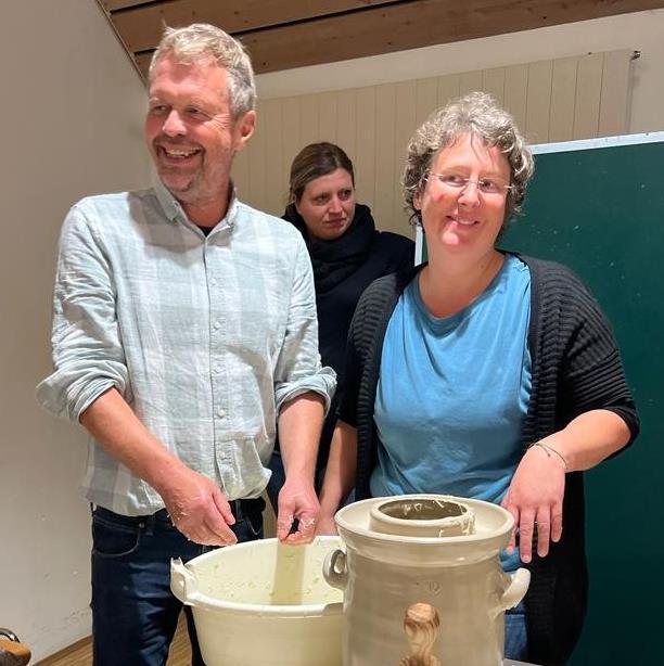 Christina Fallenbacher hat mit Guntram Ulsamer eine Seminarreihe zum nachhaltigen Leben entwickelt. Da wird auch tatkr&auml;ftig gewerkelt, zum Beispiel Sauerkraut gestampft.