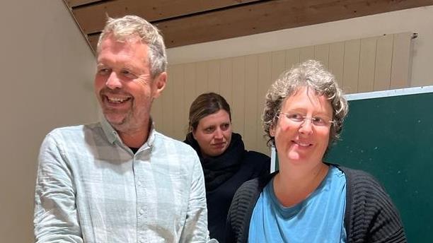 Christina Fallenbacher hat mit Guntram Ulsamer eine Seminarreihe zum nachhaltigen Leben entwickelt. Da wird auch tatkräftig gewerkelt, zum Beispiel Sauerkraut gestampft.