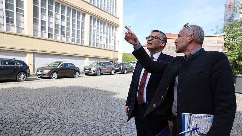 Beim Campus Kulmbach holte sich der Staatsminister  &bdquo;Hausaufgaben&ldquo; ab. Stellvertretender Landrat J&ouml;rg Kunstmann (CSU) nahm ihn  in Empfang.