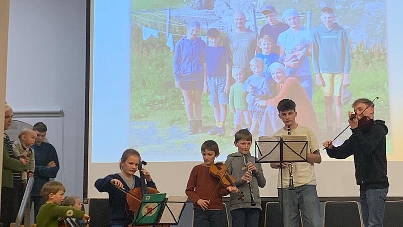 Großen Stellenwert hat bei Familie Ziegler das Musizieren. Fast alle Kinder lernen ein oder zwei Instrumente. Als Überraschung gaben sechs der Kinder eine musikalische Kostprobe.