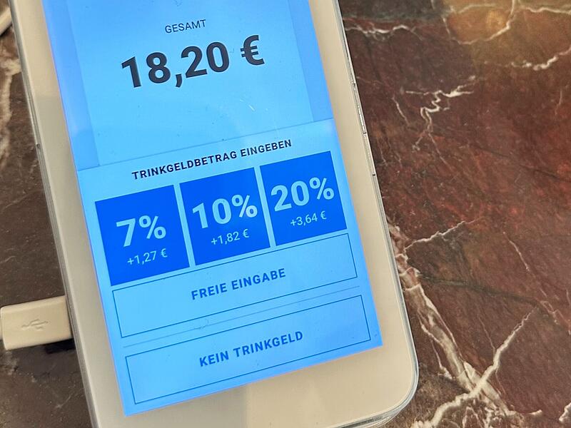 Trinkgeldoptionen auf dem Display eines Kartenleseger&auml;ts