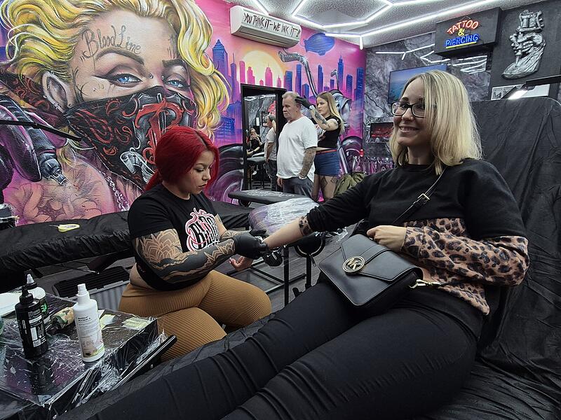 Steffi aus Erfurt lässt sich "nirgendwo anders tätowieren".Eröffnung nach Umzug: Tattoo-Studio Bloodline Steffi aus Erfurt lässt sich "nirgendwo anders tätowieren".
