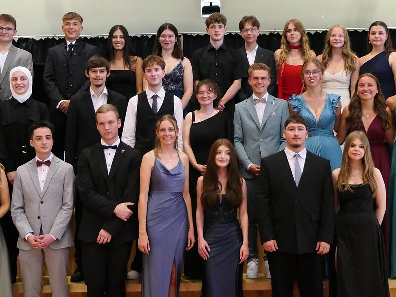25 Sch&uuml;lerinnen und Sch&uuml;ler (leider sind im Bildausschnitt nicht alle zu sehen) legten ihr Abitur mit Erfolg ab.