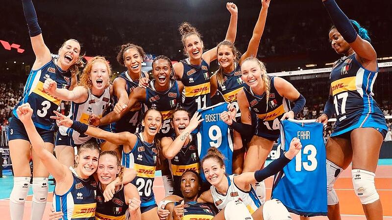 Als die Volleyballerinnen der italienischen Nationalmannschaft am vergangenen Wochenende ihren Europameistertitel feierten, hielten sie auch das Trikot von Sarah Fahr (rechts) ins Bild.