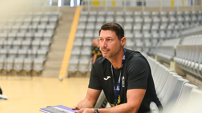 Der neue Trainer des HSC 2000 Coburg, Anel Mahmutefendic, macht sich tatkräftig an die Arbeit.