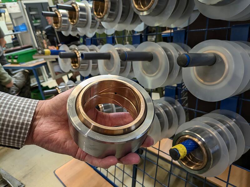 Ein Gelenklager aus H&ouml;chstadter Produktion. Mit Teilen wie diesen heben sp&auml;ter Flugzeuge und Hubschrauber ab.