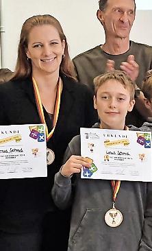 Linus Schmid mit Mathematik-Fachbetreuerin Anja Kilian bei der Siegerehrung.