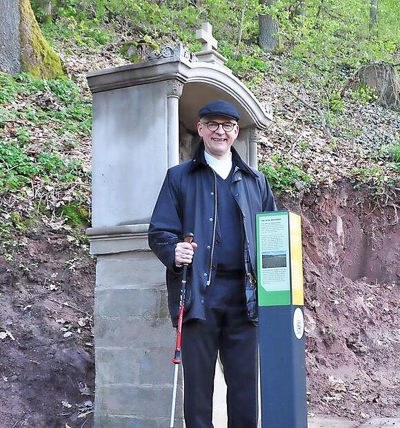 Bischof Franz Jung freut sich &uuml;ber den zeitgem&auml;&szlig; renonvierten Kreuzweg.