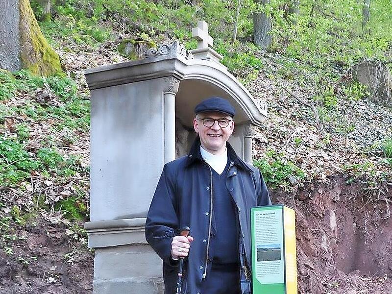 Bischof Franz Jung freut sich &uuml;ber den zeitgem&auml;&szlig; renonvierten Kreuzweg.