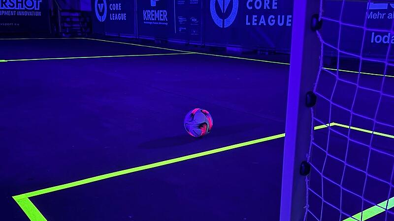 Neon, Musik und im Anschluss DJ: Beim Fu&szlig;ballturnier "Imotana Core League"  in Eltmann wird nicht nur Fu&szlig;ball gespielt, sondern auch gefeiert.