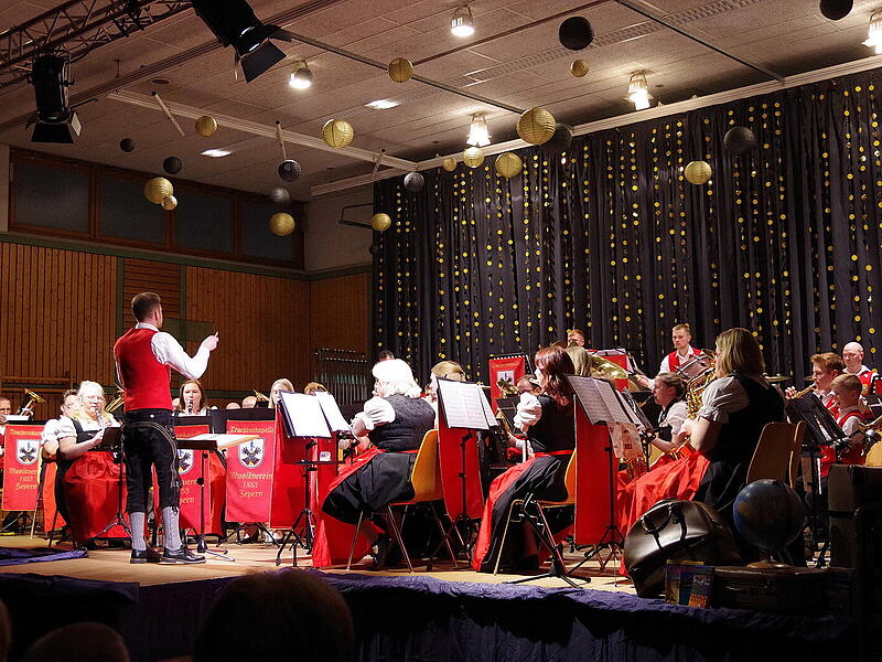 Erstmals am Dirigentenpult: Alexander Ritz &uuml;bernahm bei der &bdquo;Kleinen Ungarischen Rhapsodie&ldquo; den Taktstock.