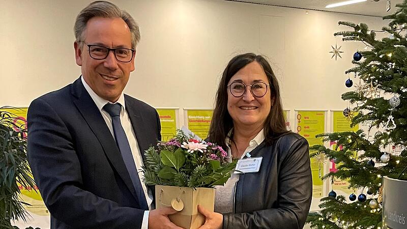 Doppelt Grund zum Feiern: Claudia Wolter ist seit 30 Jahren Gleichstellungsbeauftragte des Landkreises Erlangen-Höchstadt. Landrat Alexander Tritthart dankte ihr für ihr Engagement und freut sich auf weiterhin gute Zusammenarbeit.
