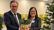 Doppelt Grund zum Feiern: Claudia Wolter ist seit 30 Jahren Gleichstellungsbeauftragte des Landkreises Erlangen-Höchstadt. Landrat Alexander Tritthart dankte ihr für ihr Engagement und freut sich auf weiterhin gute Zusammenarbeit.