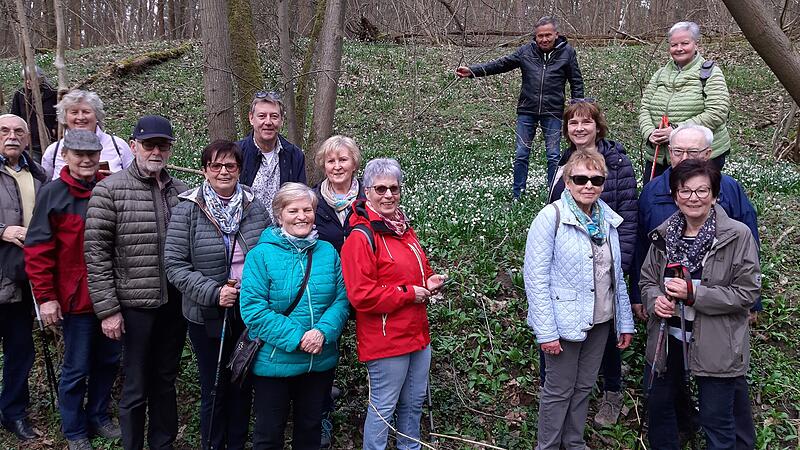 Die Wandergruppe im Märzenbecherwald. Die Wandergruppe im Märzenbecherwald.