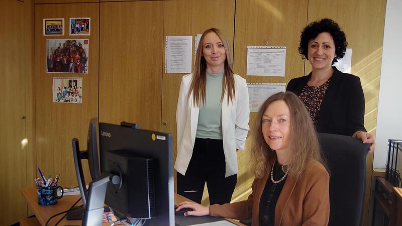 Seit 1. Juli 2022 komplettiert Julia Blinzler (links) das Schulamts-Team &ndash; sehr zur Freude ihrer Kollegin Jennifer Gareis sowie Schulamtsdirektorin Gisela Rohde (vorne).