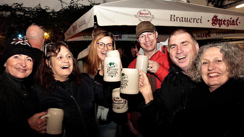 Hoch die Kr&uuml;ge! Gesellige Bockbieranstiche, wie hier bei der Bamberger Brauerei Spezial, z&auml;hlen f&uuml;r viele zu den Highlights im Herbst.