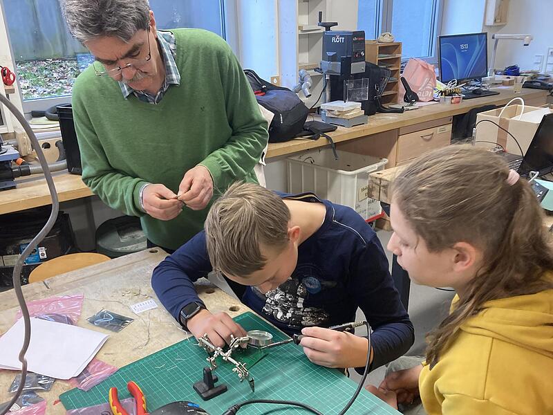Werner Jäger leitet die Schüler beim Löten an.