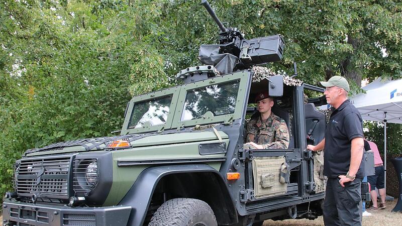 Der neue Caracal kann mit dem Hubschrauber abgesetzt werden, ist besonders wendig und kann trotzdem mit einem schweren Maschinengewehr oder einem Granatwerfer auf dem Dach ausgestattet werden. Auf dem Foto stellt Pascal Hoffmann von der Firma Rhei...
