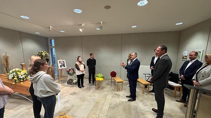 Jörg Dittrich, Präsident des Zentralverbands des Deutschen Handwerks (Bildmitte) informierte sich über die Trauerdekoration.