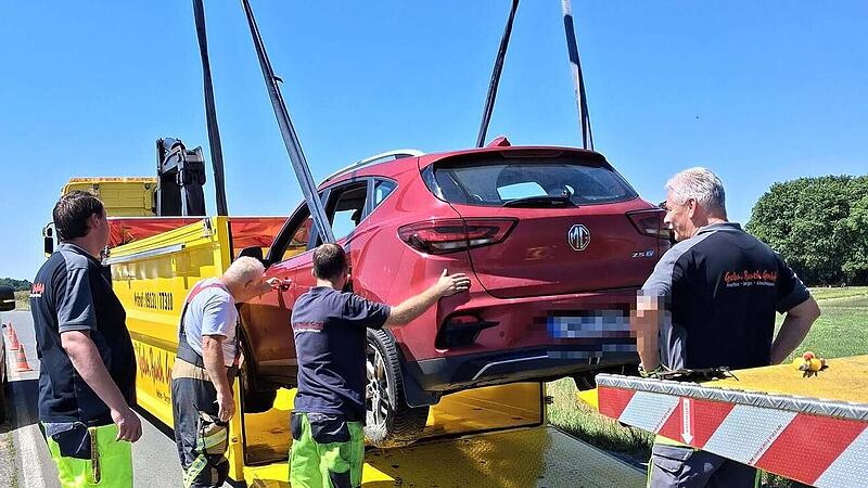 Spektakulärer Unfall bei Adelsdorf: Auto landet in Weiher Spektakulärer Unfall bei Adelsdorf: Auto landet in Weiher