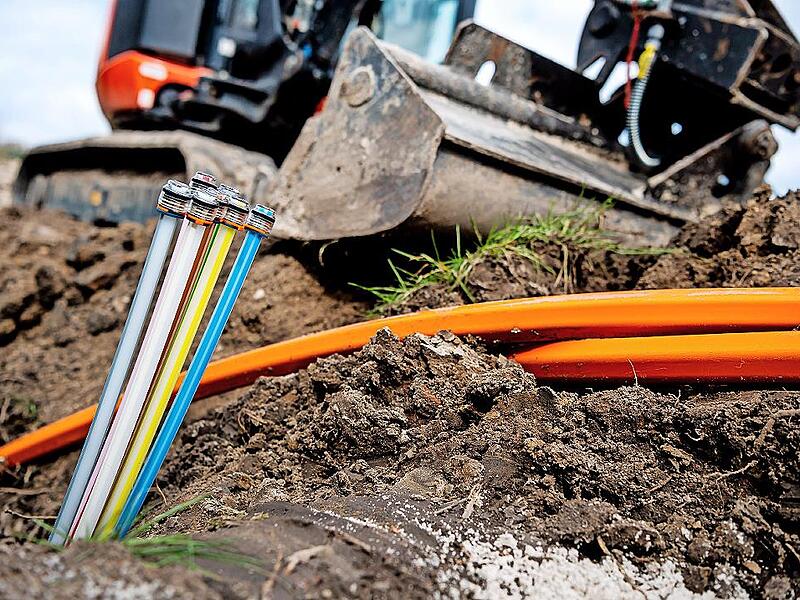 Glasfaserkabel liegen auf einer Baustelle. In einigen Gemeinden im Landkreis Coburg rollen aber noch keine Bagger.