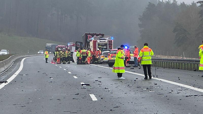 Auto f&auml;hrt ungebremst auf Lastwagen auf: Fahrer verstirbt noch an der Unfallstelle
