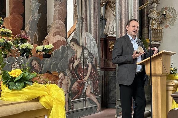 Kreisheimat- und Archivpfleger Reinhold Albert bei seinem Vortrag über den Grabfeldmaler Johann Peter Herrlein in der Kirche Kleineibstadt