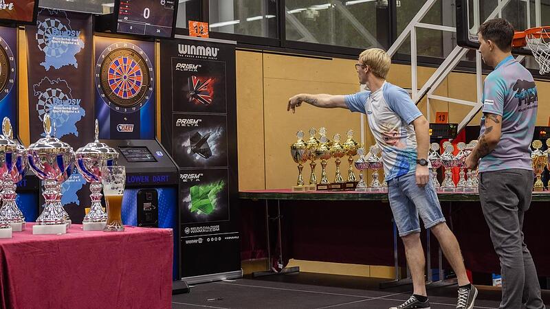 Ohne Niederlage zum Titel: Dominik Rauscher (links) holte bei der  bayerischen E-Darts-Meisterschaft den Titel im 501er-Einzel (Double-Out) und  besiegte im Finale den Steeldarts-Profi Michael Unterbuchner.