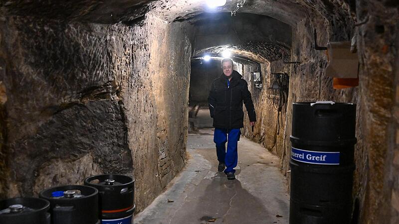 Greif-Seniorchef Christian Schuster l&auml;uft im Kellerstollen, den er gemeinsam mit dem Hebendanz- und  dem Sch&auml;ffbr&auml;u-Keller nutzt, zum Ausgang.Forchheim & Fr&auml;nkische Schweiz