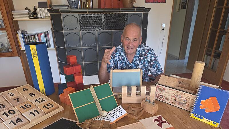 Michael Keim mit einer winzigen Auswahl seiner Spiele, mit denen er jeden Spielemuffel an den Tisch bringt.