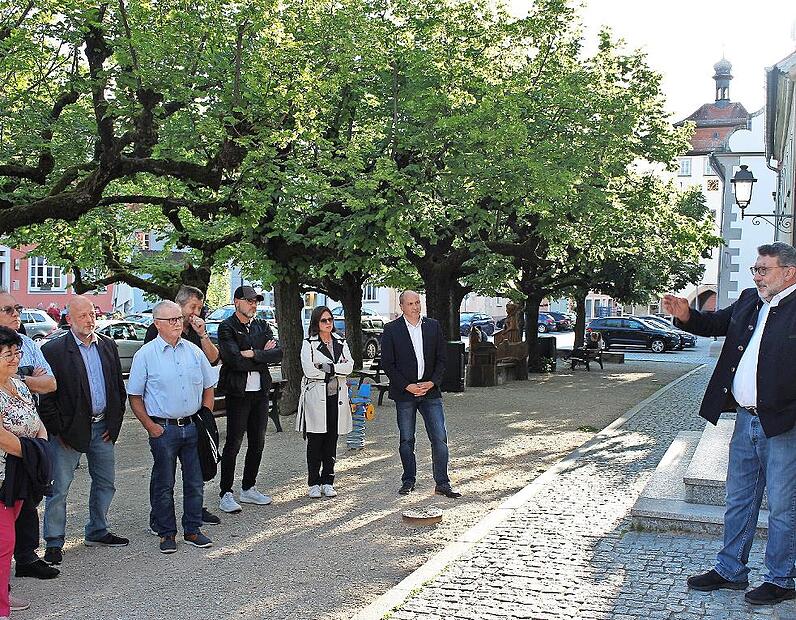 „Unter den Linden“ kann man in Schlüsselfelds historischer Altstadt wandeln und deren schönste Plätze kennenlernen. Altbürgermeister Georg Zipfel (rechts) hat zusammen mit Museumsleiter Friedel Auer den Rundweg ausgearbeitet.