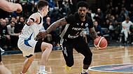Bambergs Patrick Miller (rechts) zieht gegen den 20-jähigen Ukrainer Oleksandr Kovliar von BC Kaleb zum Korb.
