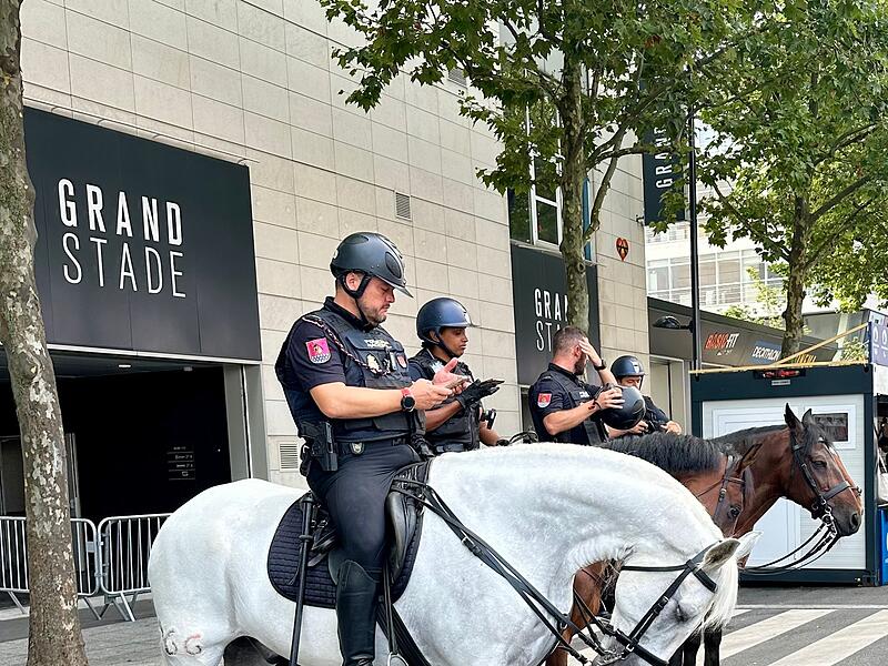Die Angst vor Anschl&auml;gen schwebt &uuml;ber den Olympischen Spielen in Paris. Tausende Polizisten, auch hoch zu Ross, sind im Einsatz.