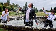 Celina, Mais und Noah zeigten vollen Einsatz für die Kunst. Dazu gehörte im Rahmen des Shootings mit Fotografin Line Tsoj auch eine kalte Dusche. Das Local Heroes Bayern-Team stand danach bereit, um seine „Schützlinge“ wieder zu trocknen.