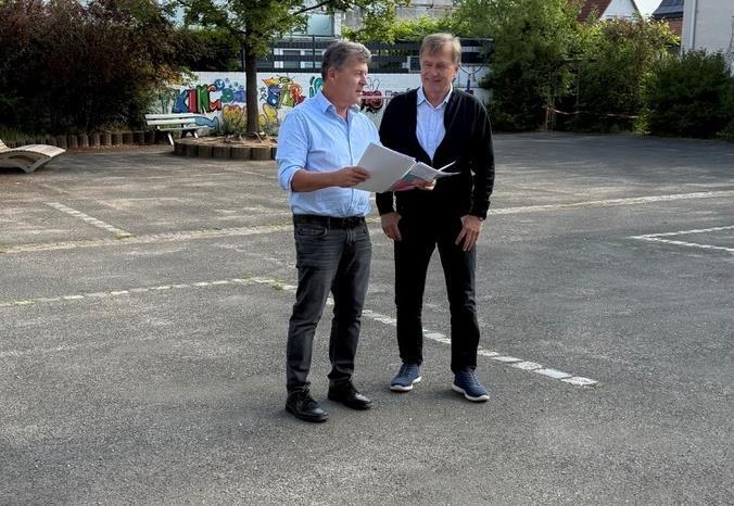 Auf die Sanierung des kleinen Pausenhofes der Grund- und Mittelschule freuen sich B&uuml;rgermeister Carsten Joneitis (li.) und Schulleiter Georg Schmidt.
