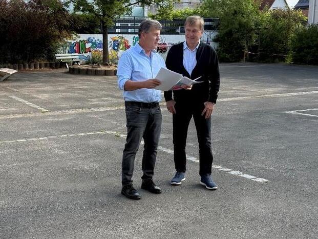 Auf die Sanierung des kleinen Pausenhofes der Grund- und Mittelschule freuen sich B&uuml;rgermeister Carsten Joneitis (li.) und Schulleiter Georg Schmidt.