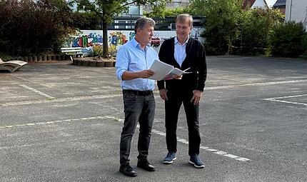 Auf die Sanierung des kleinen Pausenhofes der Grund- und Mittelschule freuen sich B&uuml;rgermeister Carsten Joneitis (li.) und Schulleiter Georg Schmidt.