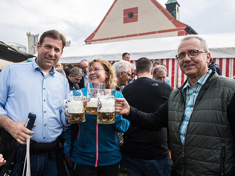 Walberlafest 2023 in BildernWalberlafest 2023 in Bildern Zum Wohl: Landrat Hermann Ulm (links), Kirchehrenbachs Bürgermeisterin Anja Gebhardt und ihr zweiter Bürgermeister Michael Knörlein.