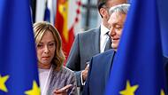 Ungarns Ministerpräsident Viktor Orban  spricht mit Italiens Ministerpräsidentin Giorgia Meloni vor einem Gruppenfoto auf einem EU-Gipfel in Brüssel.