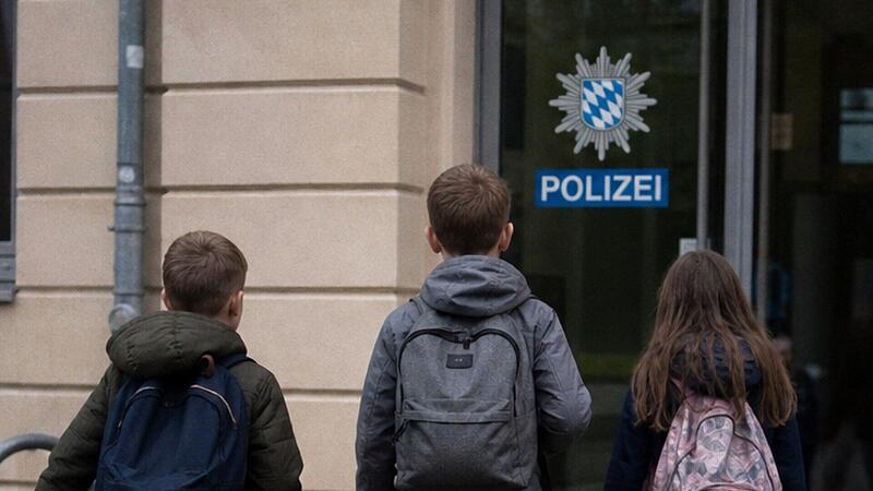 Kinder helfen Polizei nach Unfall in Kulmbacher Parkhaus